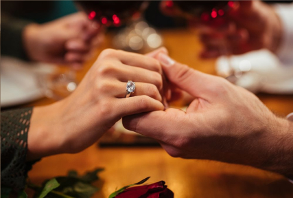 Cena romántica frente al mar