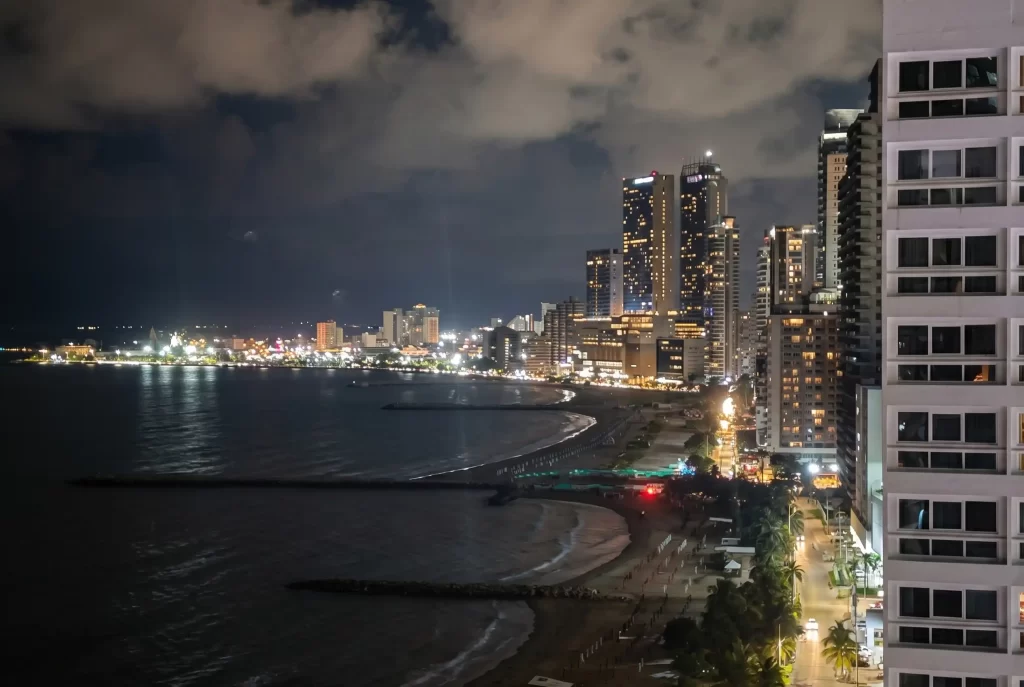 Vista nocturna del skyline de Bocagrande con playas iluminadas y el malecón de Cartagena, desde habitación con vista al mar del Hotel Regatta.