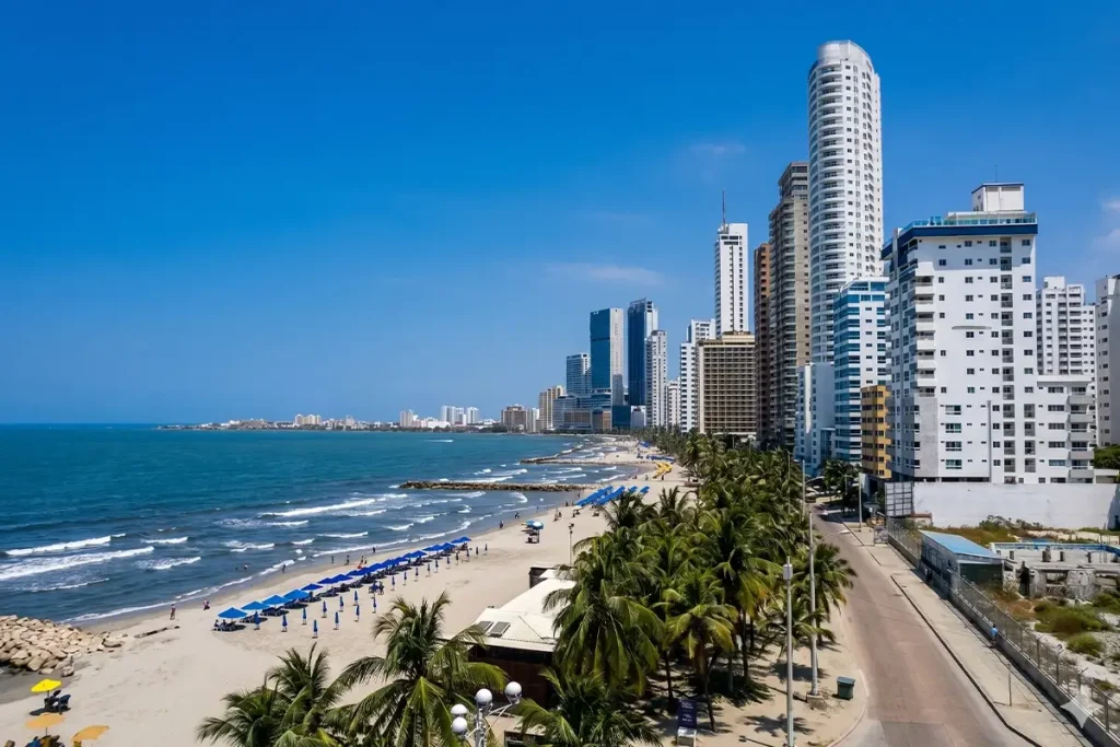 Vista aérea de la playa y rascacielos del sector de Bocagrande para decidir dónde hospedarse en Cartagena.