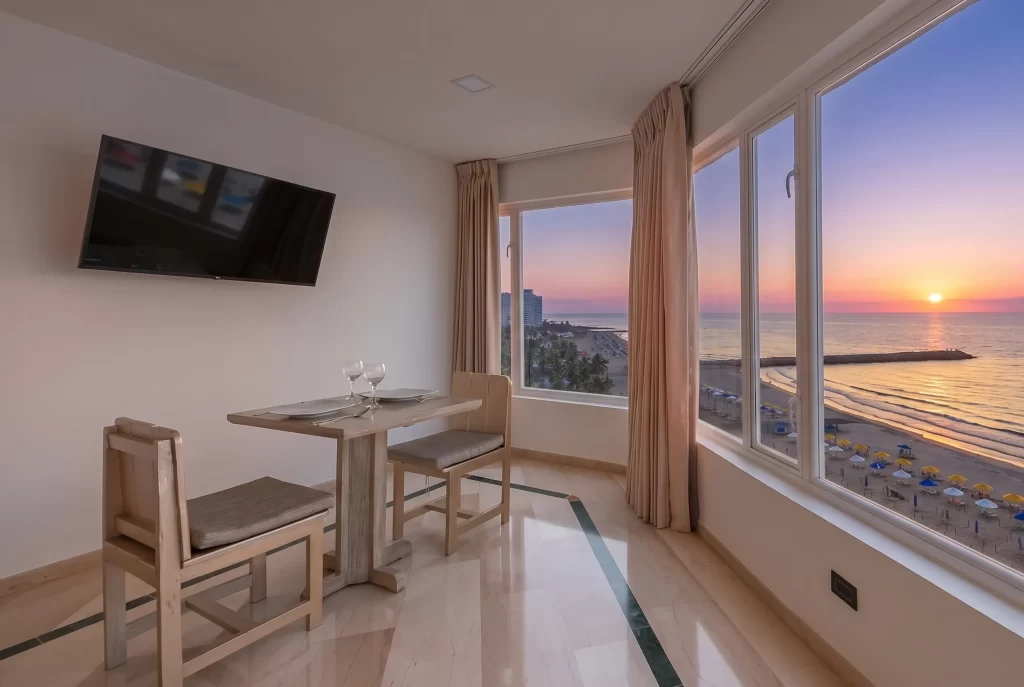Habitación con vista al mar en Hotel Regatta Cartagena, playa Bocagrande al atardecer.
