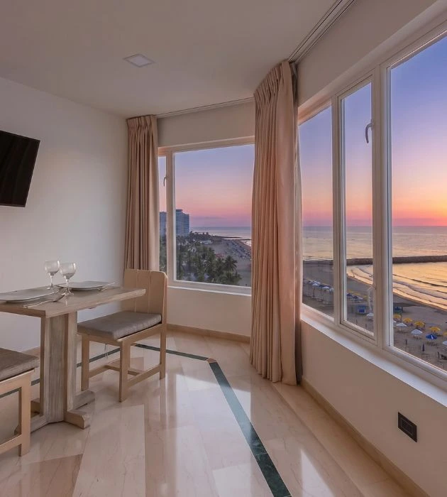 Habitación con vista al mar en Hotel Regatta Cartagena, playa Bocagrande al atardecer.