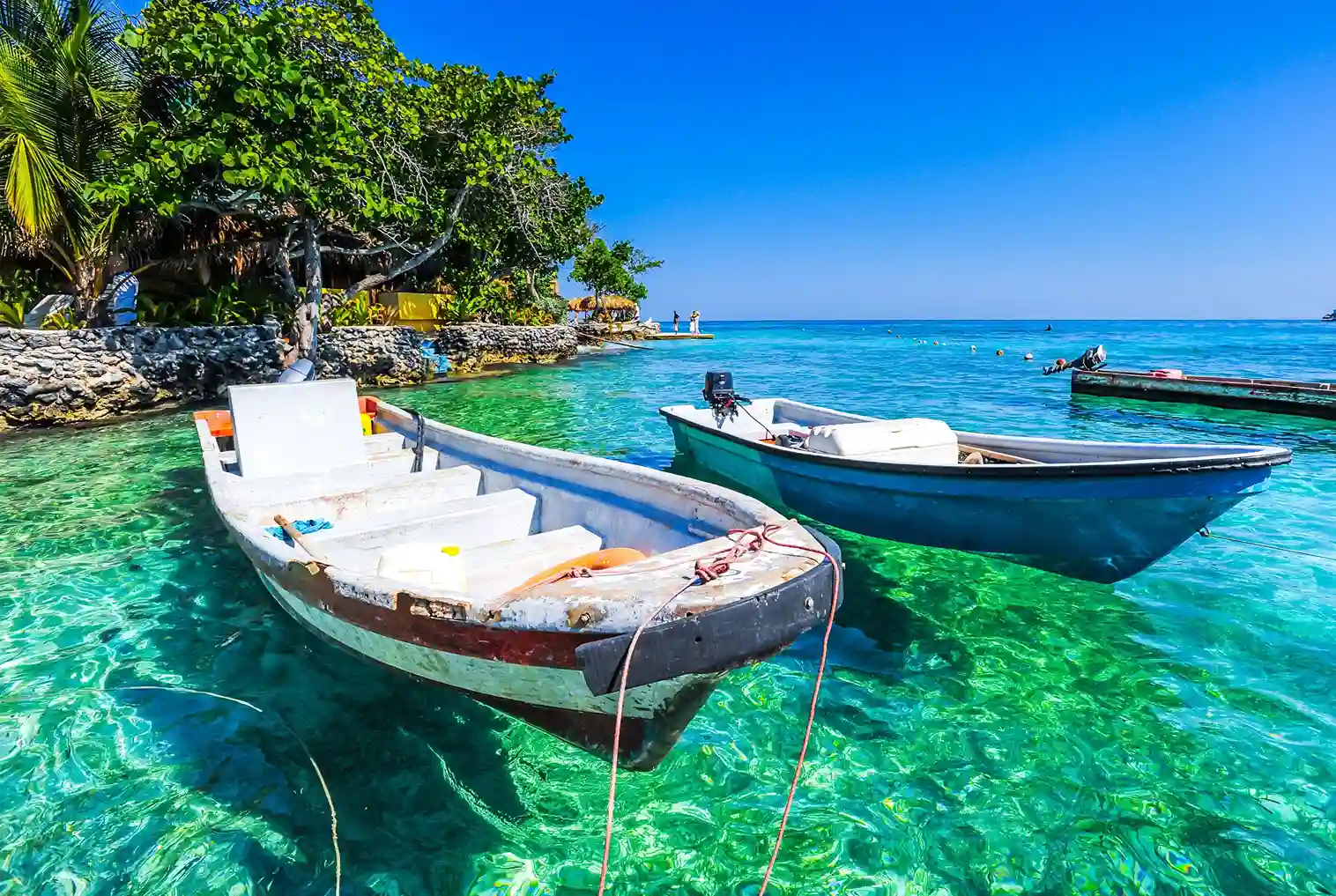 Lanchas en aguas turquesas de las Islas del Rosario, destino de excursión desde Cartagena de Indias.
