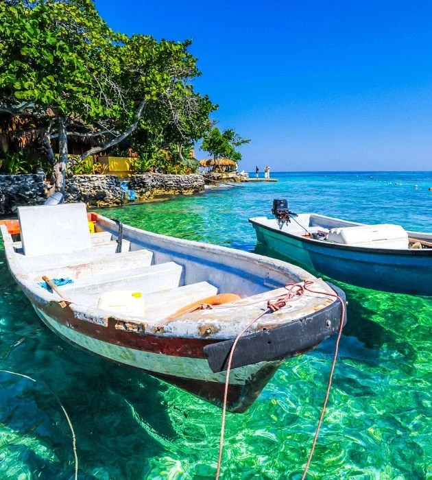Lanchas en aguas turquesas de las Islas del Rosario, destino de excursión desde Cartagena de Indias.