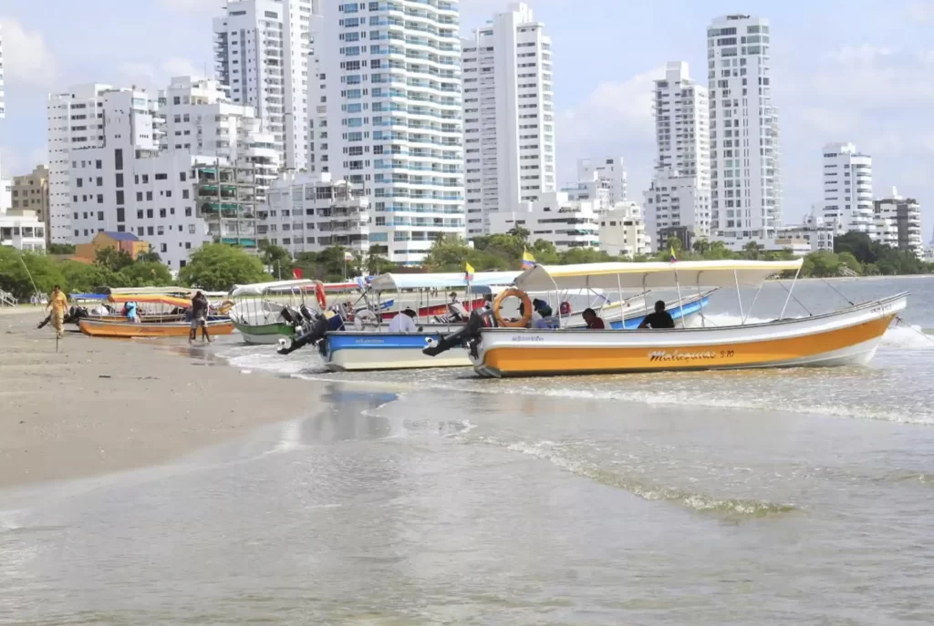 Lanchas turísticas en la playa de Bocagrande Cartagena listas para excursión a las Islas del Rosario.