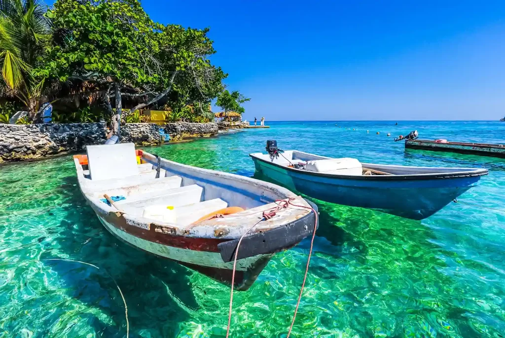 Wooden boats on turquoise waters of Islas del Rosario, a top day trip destination from Cartagena.