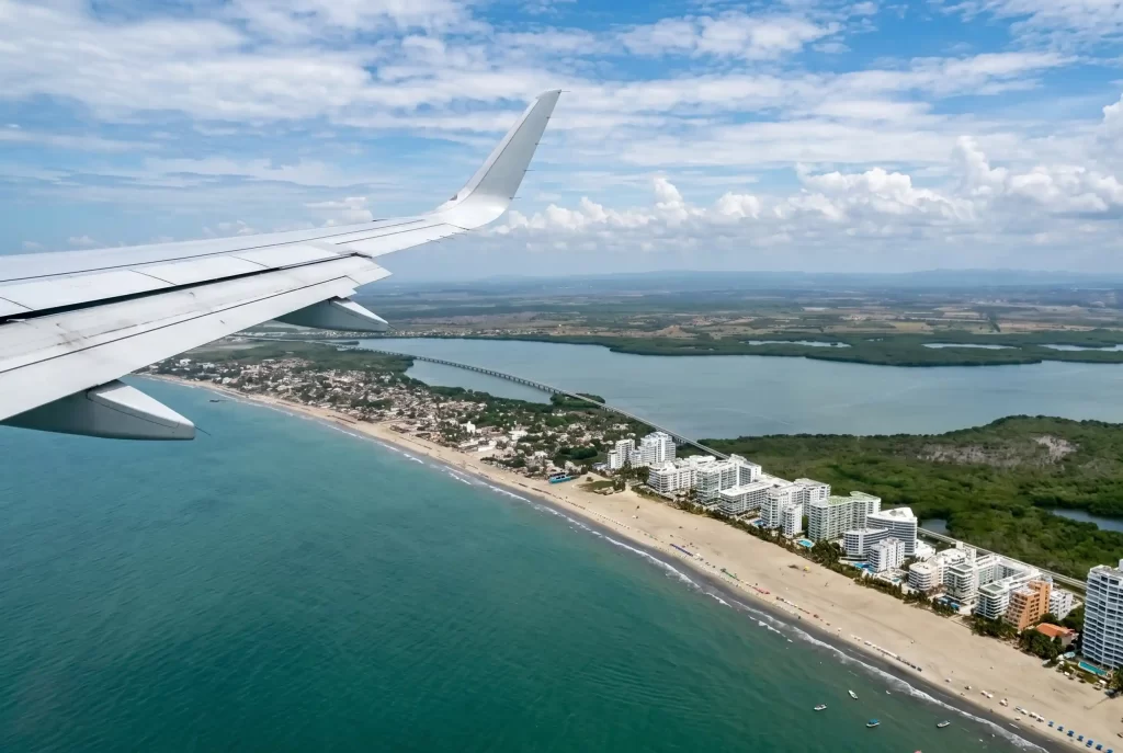ista aérea de Bocagrande desde avión en llegada a Cartagena, con playas, hoteles frente al mar y aguas turquesas del Caribe colombiano