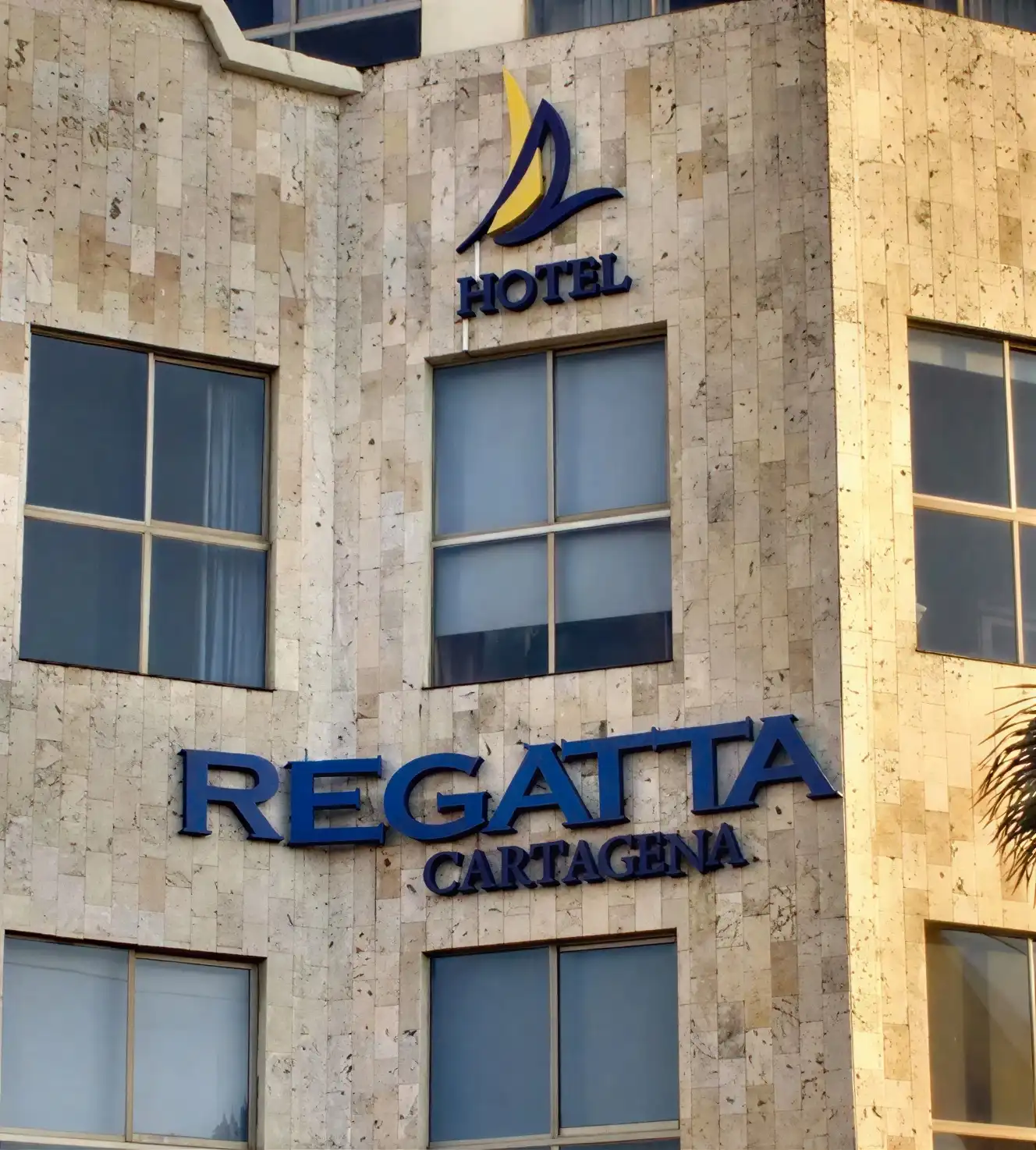 Fachada del Hotel Regatta Cartagena en Bocagrande con letrero y logo.