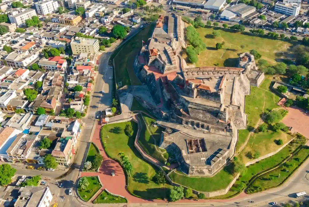Vista aérea del Castillo San Felipe de Barajas en Cartagena de Indias, fortaleza colonial declarada Patrimonio de la Humanidad.