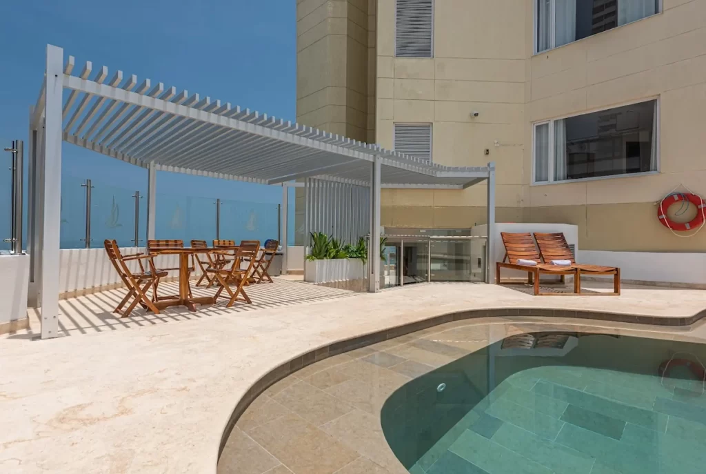 Terraza y piscina del rooftop del Hotel Regatta en Bocagrande, con pérgola, tumbonas y vista al mar Caribe.