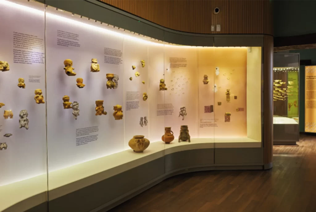 Sala con piezas de cerámica precolombina en museo de Cartagena de Indias, exhibición de cultura indígena colombiana.