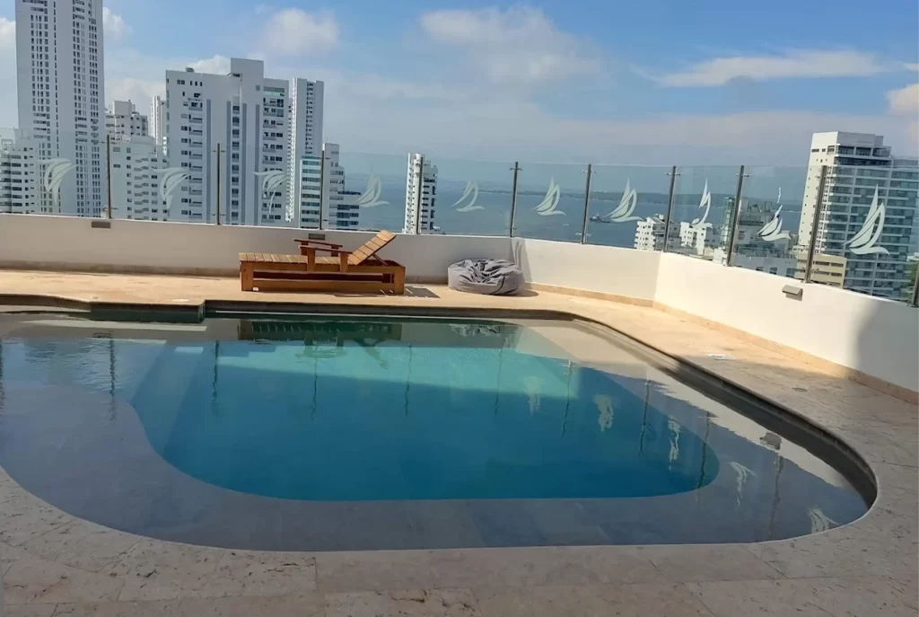 Piscina en rooftop del Hotel Regatta con vista panorámica al skyline de Bocagrande y bahía de Cartagena.
