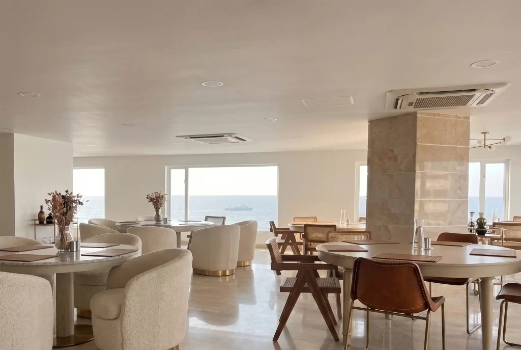 Salón con vista al mar Caribe en el Hotel Regatta Cartagena, espacio para reuniones de negocios en Bocagrande.