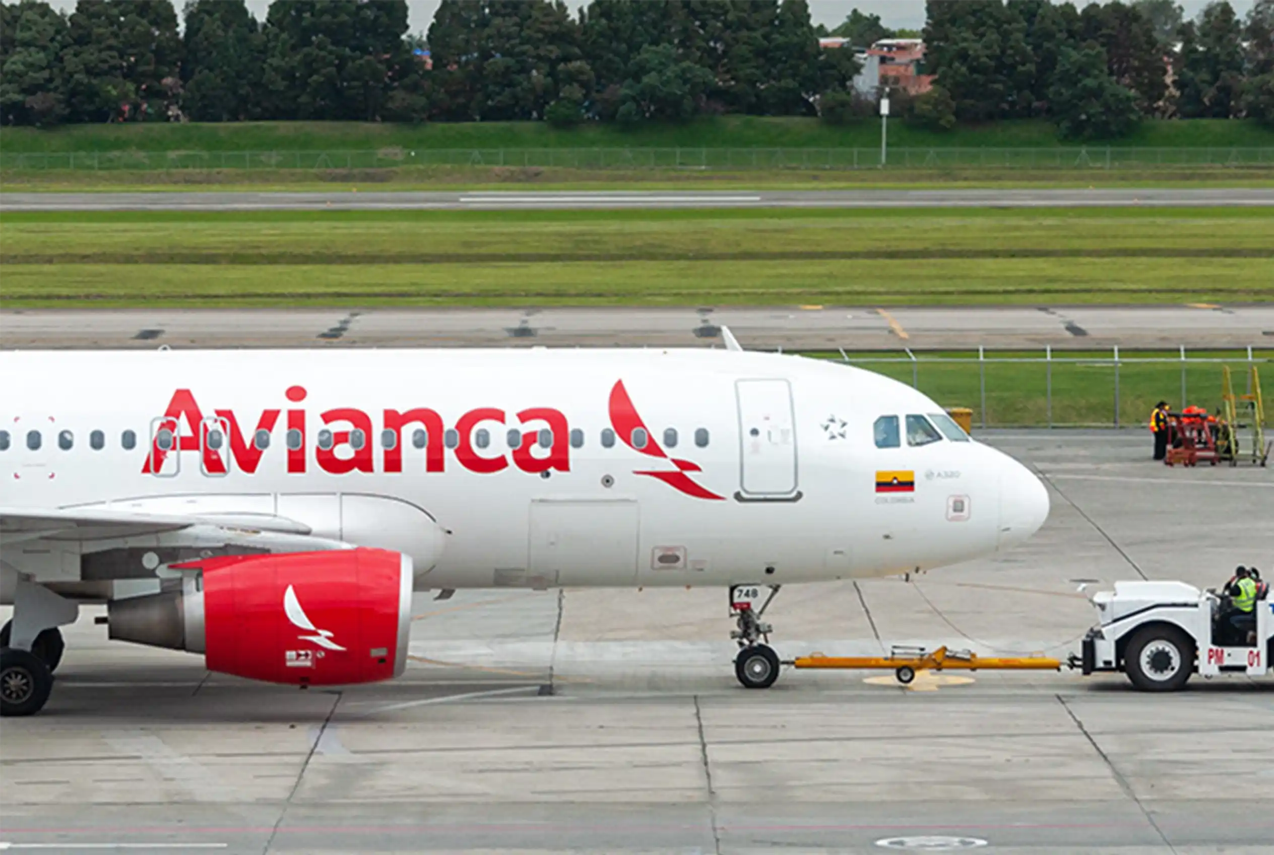 Avión de Avianca en aeropuerto colombiano, aerolínea con vuelos directos en la ruta Medellín–Cartagena