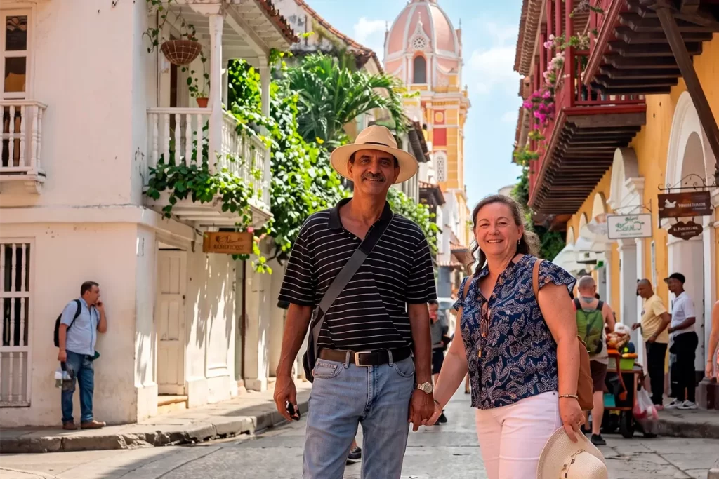 Pareja de adultos mayores paseando por la ciudad amurallada
