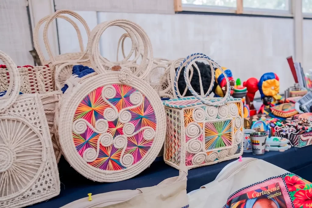 Bolsos artesanales tejidos a mano en mercado de Cartagena

