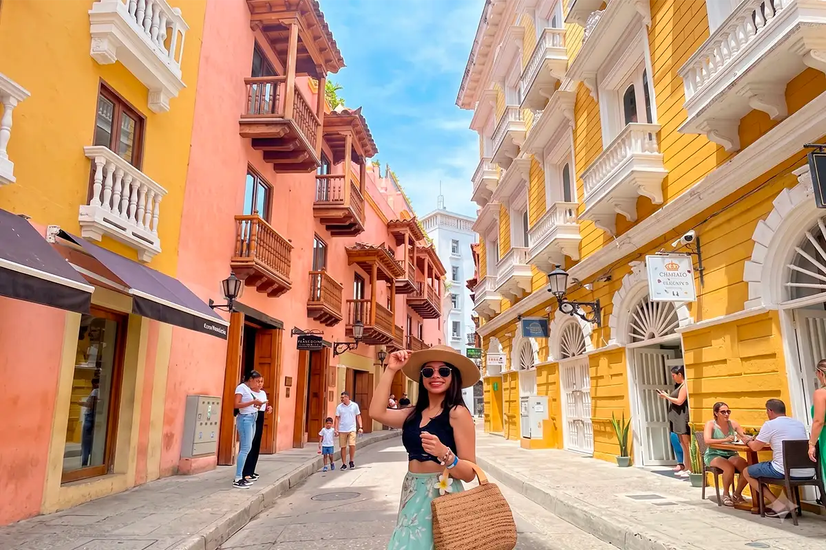Mujer viajera posando en calle colonial de Cartagena