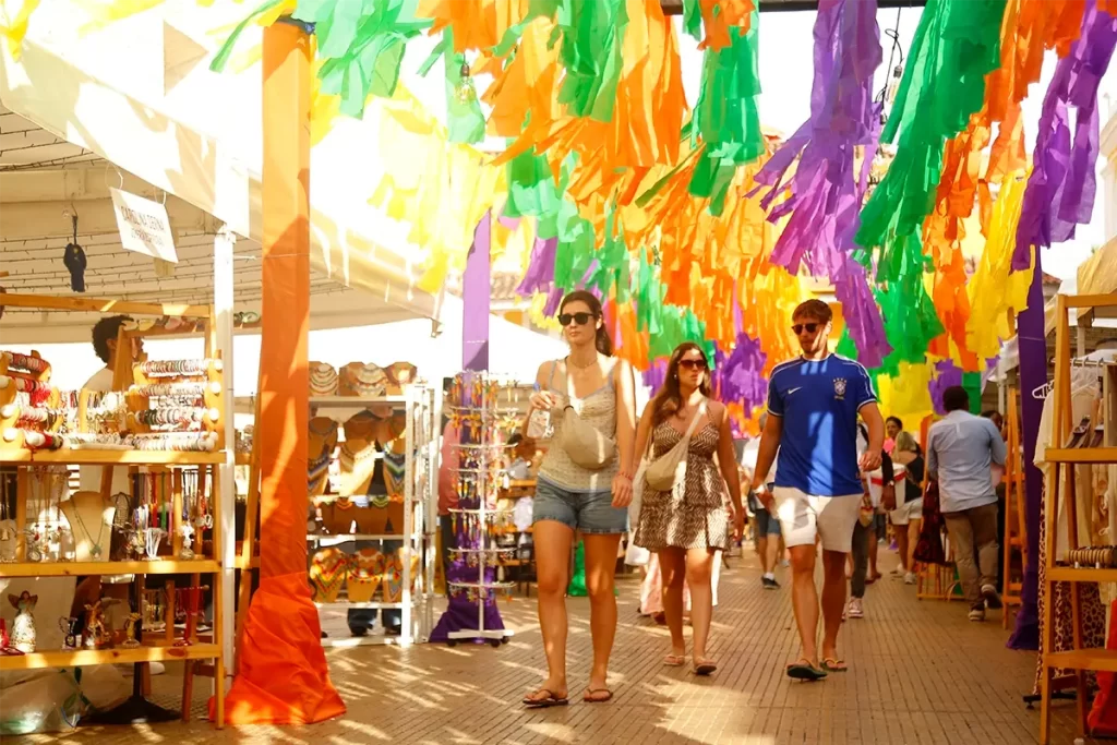 Turistas comprando artesanías en mercado colorido de Cartagena
