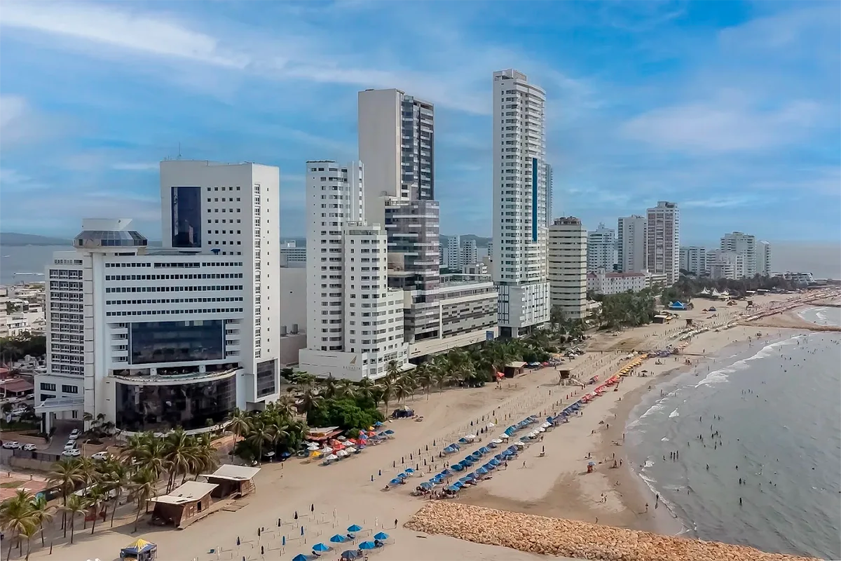Vista aérea de hoteles y playa en Bocagrande, Cartagena