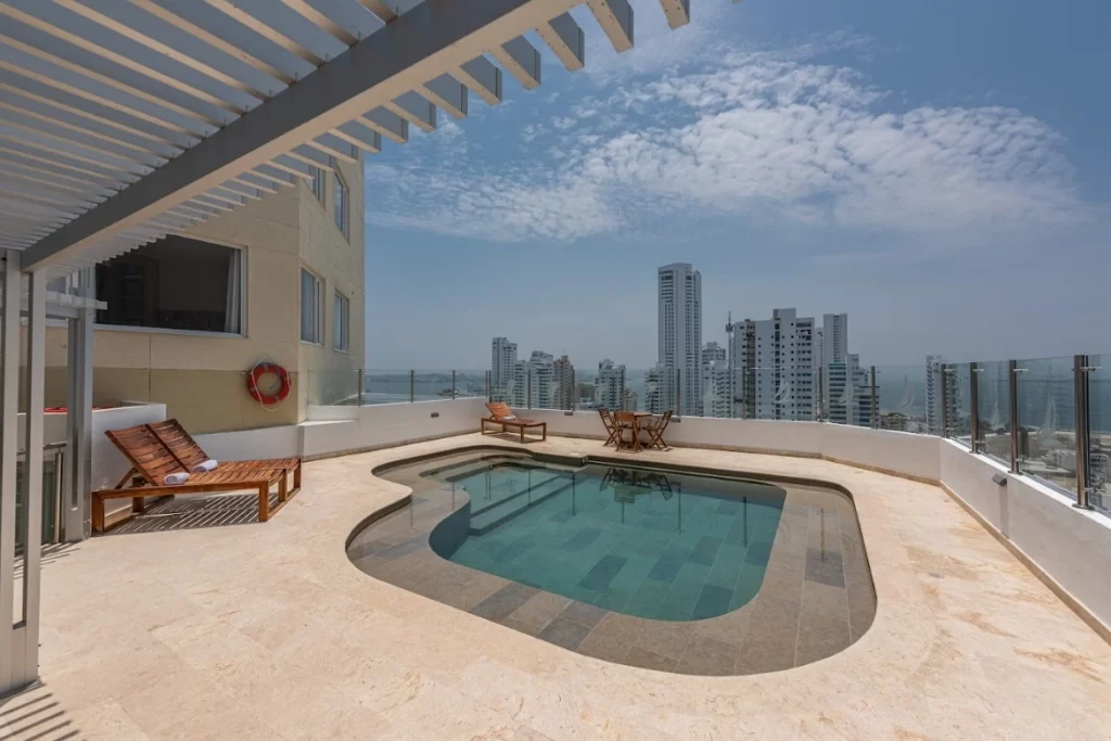 Piscina en terraza de Hotel Regatta con vista al mar en Cartagena