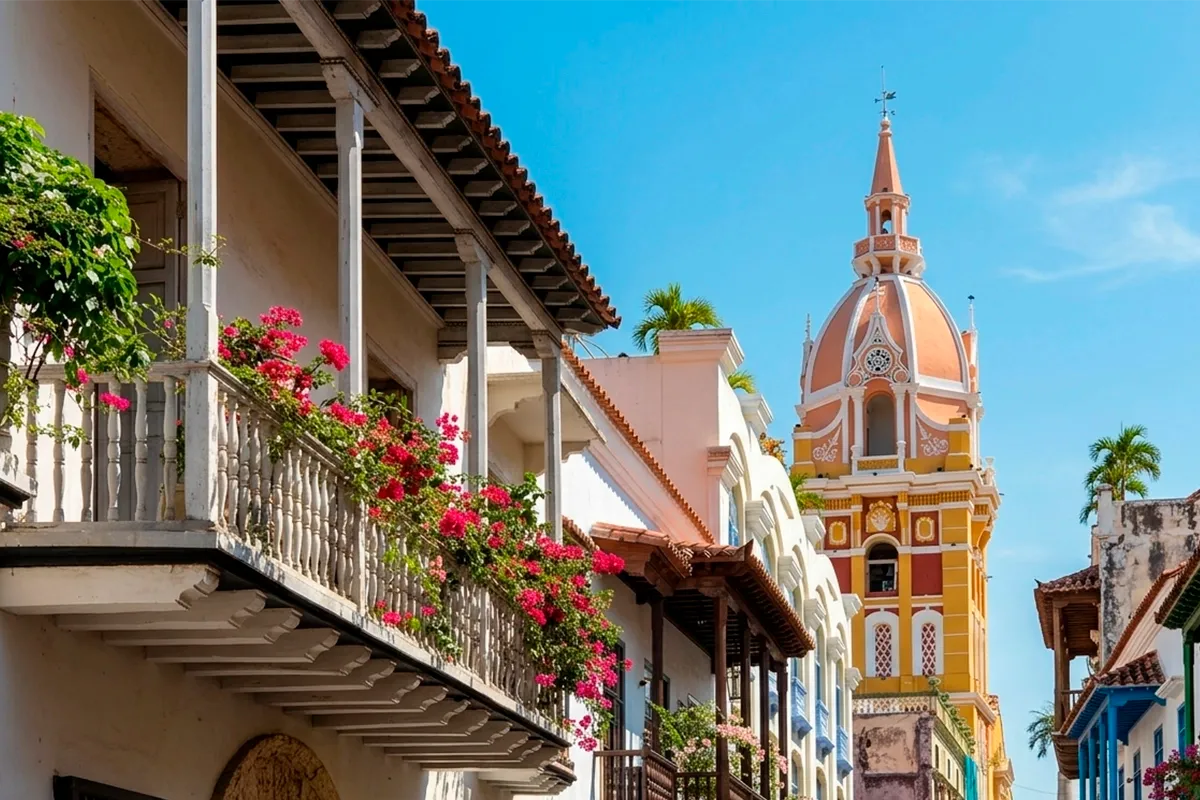Balcón colonial y catedral en la ciudad amurallada de Cartagena