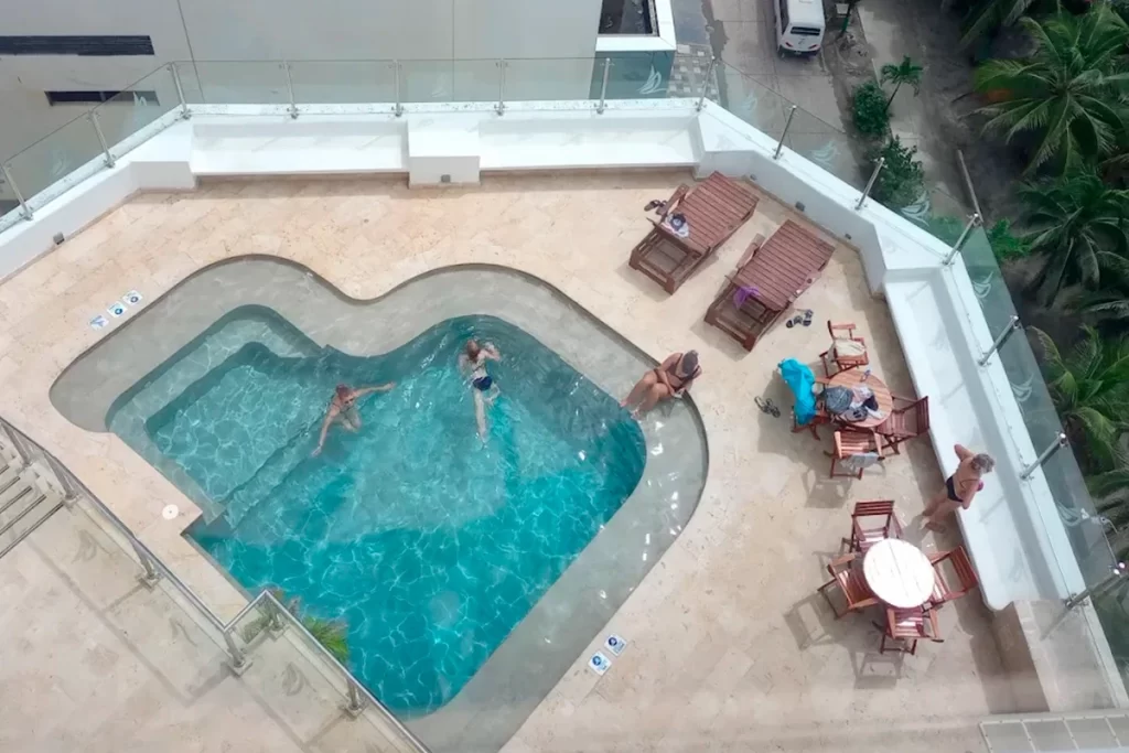 Piscina en terraza de Hotel Regatta con huéspedes disfrutando en Cartagena