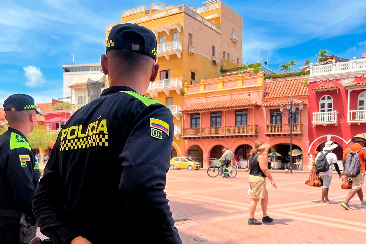 Policías patrullando la plaza de la ciudad amurallada de Cartagena