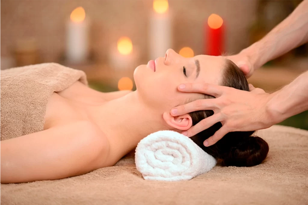 Mujer recibiendo masaje facial relajante en spa de Cartagena