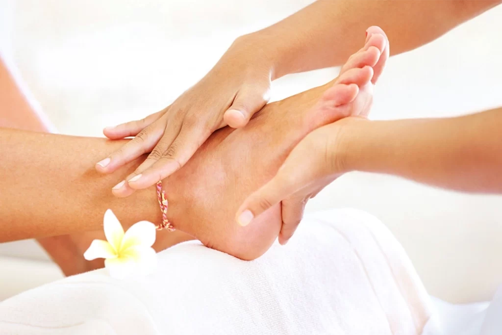 Masaje relajante de pies en spa de Hotel Regatta Cartagena

