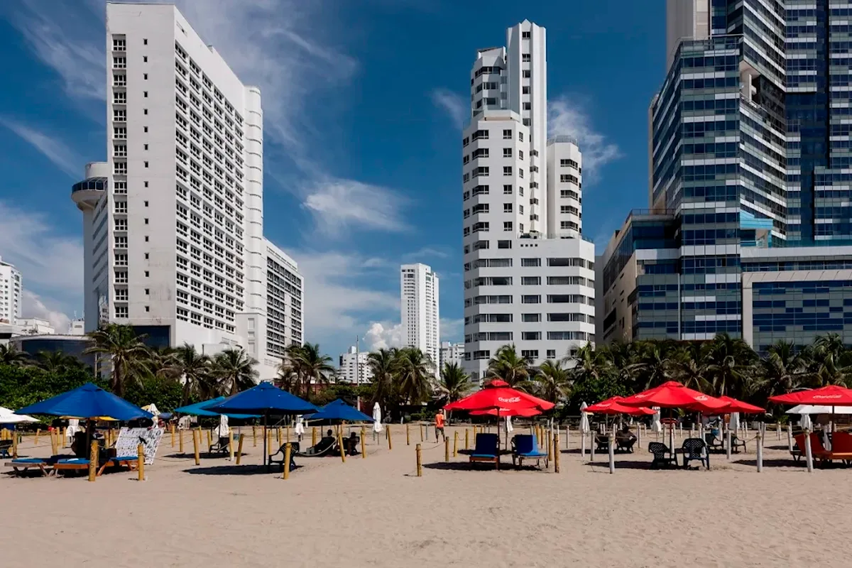 Playa de Bocagrande con sombrillas frente a edificios cerca a Hotel Regatta