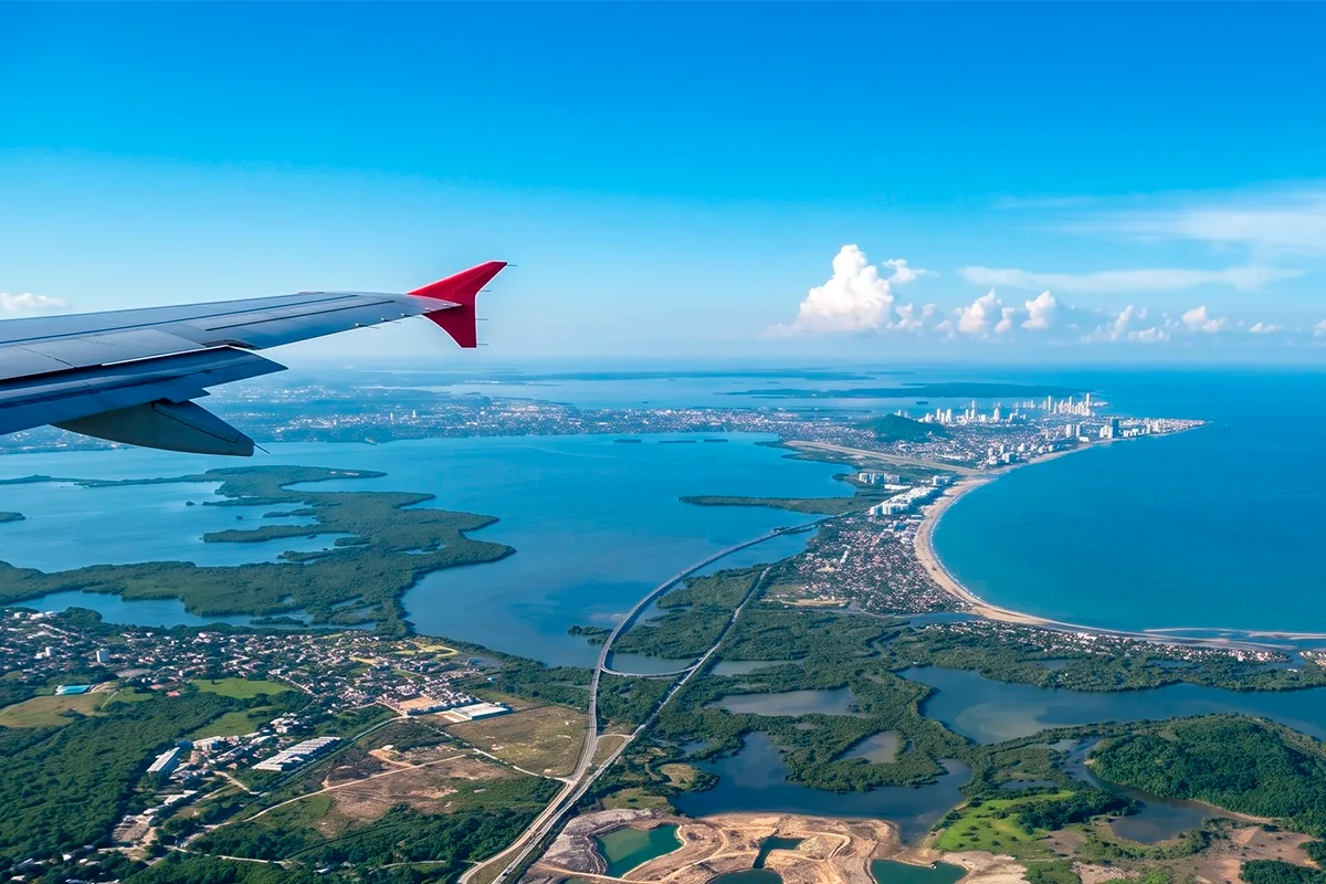 Vista aérea de Cartagena desde el avión llegando desde Cali