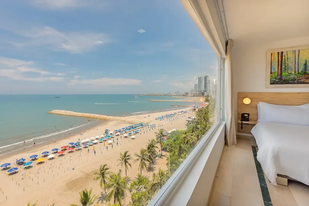 Habitación de hotel en Bocagrande con ventanal amplio y vista panorámica a la playa y el mar de Cartagena