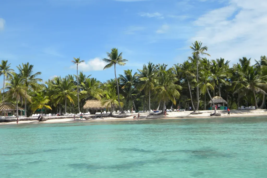 Playa paradisíaca y despejada de Cartagena con agua cristalina y palmeras durante la temporada baja.
