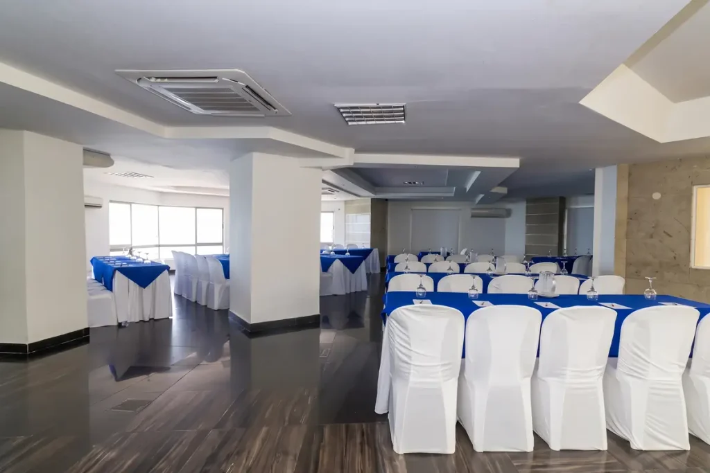 Salón amplio preparado con mesas y sillas organizadas para eventos corporativos en Cartagena.