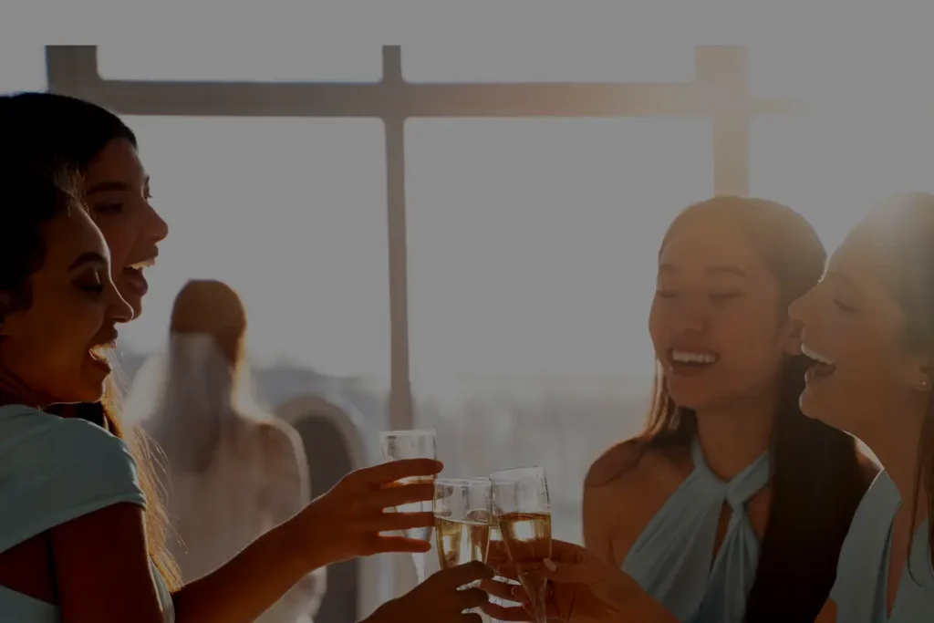 Grupo de ejecutivos brindando con copas durante una fiesta de fin de año empresarial en Cartagena.